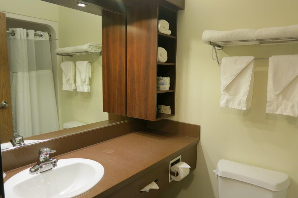 Days Inn By Wyndham Levis Room photo