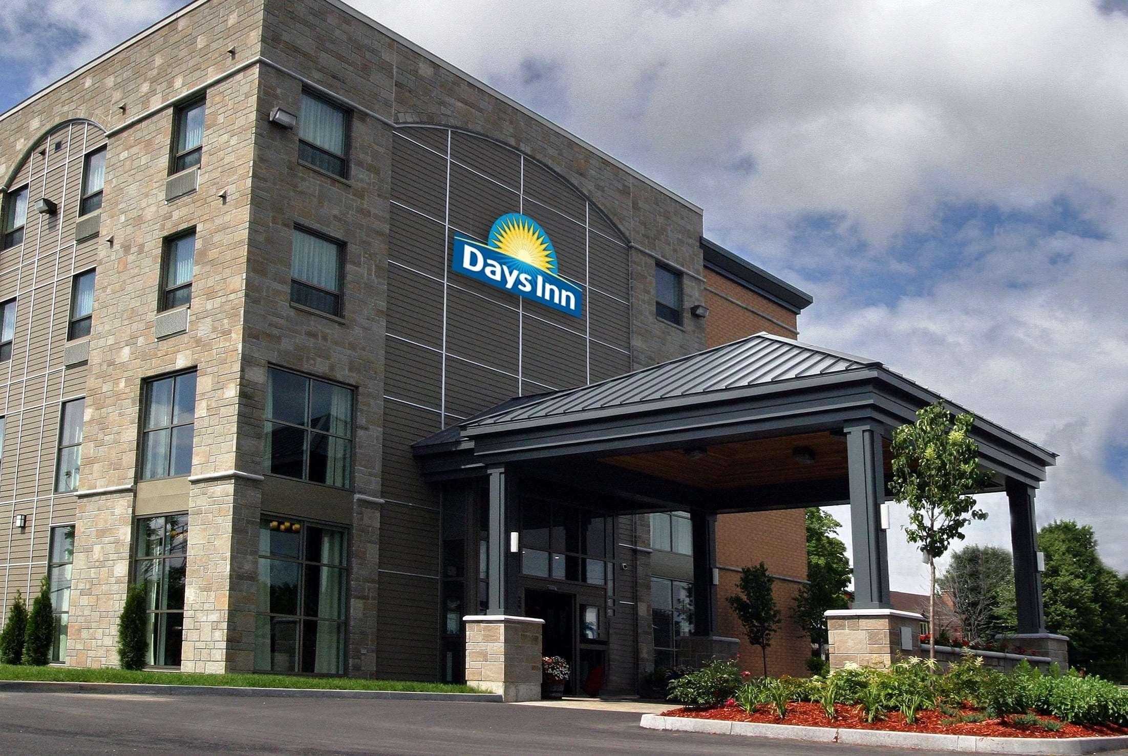 Days Inn By Wyndham Levis Exterior photo